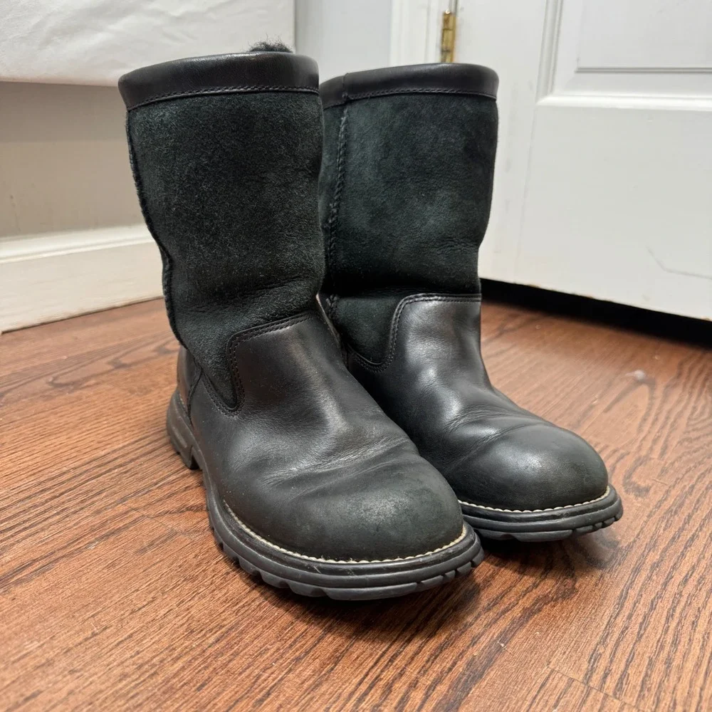 UGG Boots Brooks 5381 Womens Black 6 Leather & Suede Shearling Lined Lug Sole
